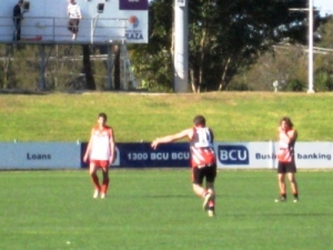 Dave Meyers kicking for goal